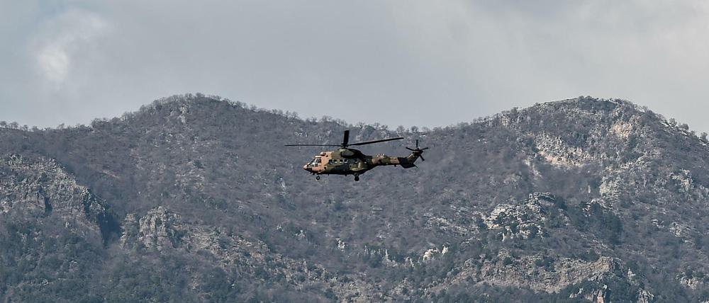Ein türkischer Armeehubschrauber patrouilliert in der Nähe der türkischen Grenzstadt Hassa.