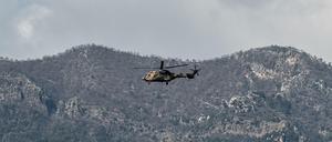 Ein türkischer Armeehubschrauber patrouilliert in der Nähe der türkischen Grenzstadt Hassa.  