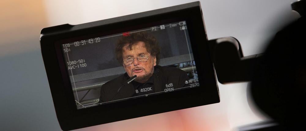 Viele sahen es, niemand sagte etwas - erst jetzt häufen sich die Vorwürfe gegen Dieter Wedel.