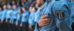 Junge Polizeibeamte bei der feierlichen Vereidigung der Berufsanfänger bei der Berliner Polizei, die immer seltener geeignete Bewerber findet.