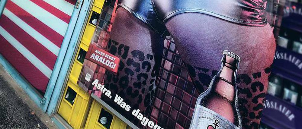 Geschmacksfrage. Die Bierwerbung im Schaufenster eines Kreuzberger Getränkemarkts soll lustig sein.