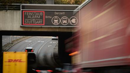 Ein Schild warnt in Stuttgart vor "Feinstaubalarm".