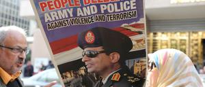 Eine Anhängerin des ägyptischen Präsidenten Abdel Fattah Al Sisi hält vor der Wahlkommission ein Plakat hoch.