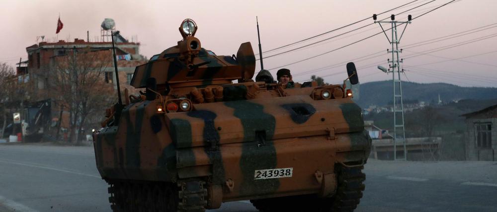 Ein gepanzertes Fahrzeug der türkischen Armee patrouilliert der Grenzregion Kilis.