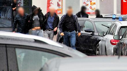 Das Foto zeigt die Festnahme eines Mannes (2.v.l.) am 16. September 2017 in Münstertal (Baden-Württemberg), die im Zusammenhang mit einem Missbrauchsfall in Freiburg stand. Die abgebildeten Personen wurden zum Schutz der Persönlichkeitsrechte unkenntlich gemacht.