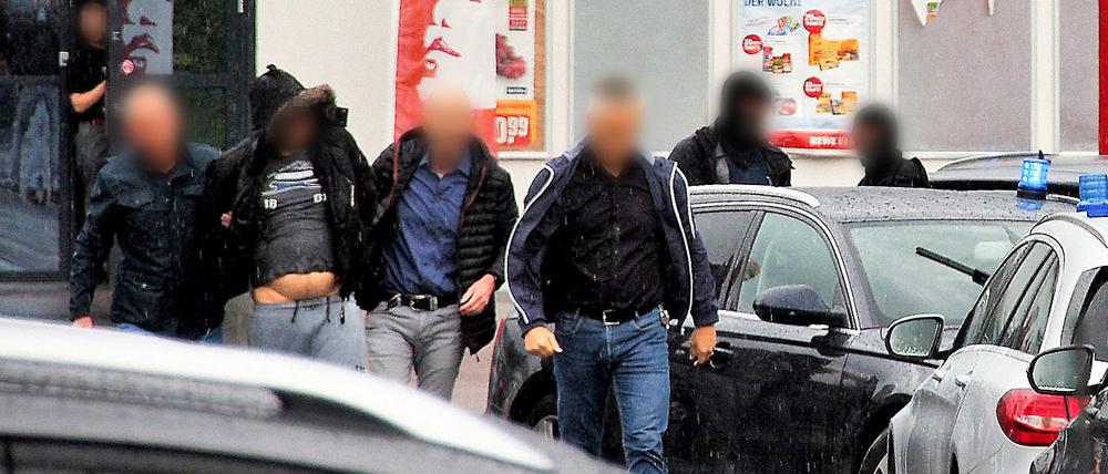 Das Foto zeigt die Festnahme eines Mannes (2.v.l.) am 16. September 2017 in Münstertal (Baden-Württemberg), die im Zusammenhang mit einem Missbrauchsfall in Freiburg stand. Die abgebildeten Personen wurden zum Schutz der Persönlichkeitsrechte unkenntlich gemacht.