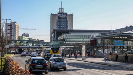 Blick vom BVG-Knoten rüber zu Bahnhof und Arcaden.