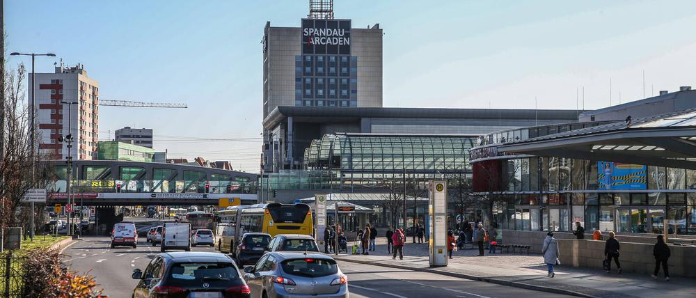 Blick vom BVG-Knoten rüber zu Bahnhof und Arcaden.