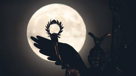 Völlerei. Zum zweiten Mal binnen eines Monats ist am 31. Januar Vollmond, ein „blauer“ Mond. Außerdem kommt der Himmelskörper der Erde etwa 40 000 Kilometer näher. Und eine totale Mondfinsternis ist auch zu bestaunen, wenn auch nicht in Berlin. 