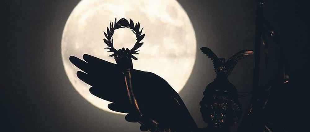 Völlerei. Zum zweiten Mal binnen eines Monats ist am 31. Januar Vollmond, ein „blauer“ Mond. Außerdem kommt der Himmelskörper der Erde etwa 40 000 Kilometer näher. Und eine totale Mondfinsternis ist auch zu bestaunen, wenn auch nicht in Berlin.