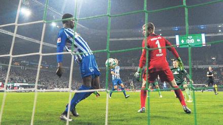 Haltung zeigen. Jordan Torunarigha machte gegen Bremen ein starkes Spiel. Seine beste Szene hatte er in der Schlusssekunde, als er das sichere 0:1 verhinderte.