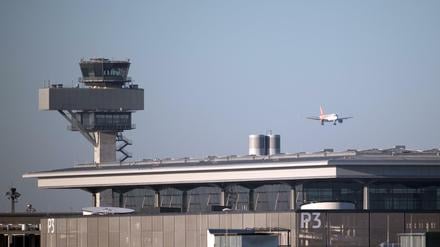 72 Meter über Schönefeld. Der BER-Tower ist seit dem Frühjahr 2012 in Betrieb. Die Lotsen arbeiten neben der Baustelle. 