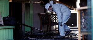 Ein Ermittler in dem vom Feuer zerstörten Krankenhaus.