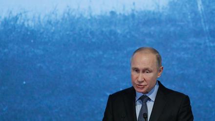 Weiß viel. Aber wie viel? Viele vermuten: sehr viel. Wladimir Putin, Russlands Präsident, ist mehr als umstritten.
