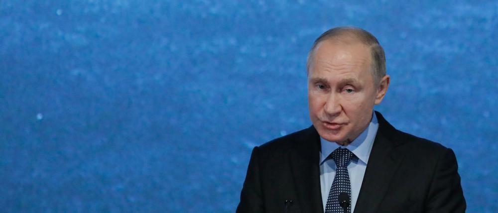 Weiß viel. Aber wie viel? Viele vermuten: sehr viel. Wladimir Putin, Russlands Präsident, ist mehr als umstritten.