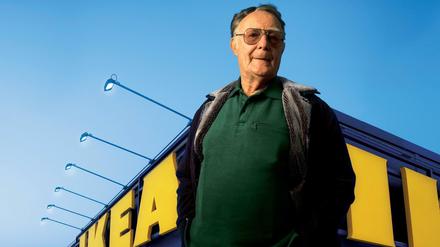 Ikea Gründer Ingvar Kamprad steht vor einer IKEA Filiale undatiertes Archivbild). 