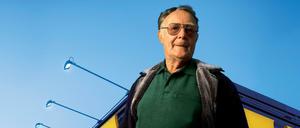 Ikea Gründer Ingvar Kamprad steht vor einer IKEA Filiale undatiertes Archivbild). 