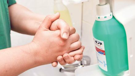 Pflichtprogramm im Krankenhaus: Händedesinfizieren vor jedem Patientenkontakt. 