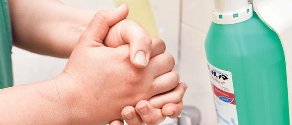 Pflichtprogramm im Krankenhaus: Händedesinfizieren vor jedem Patientenkontakt.