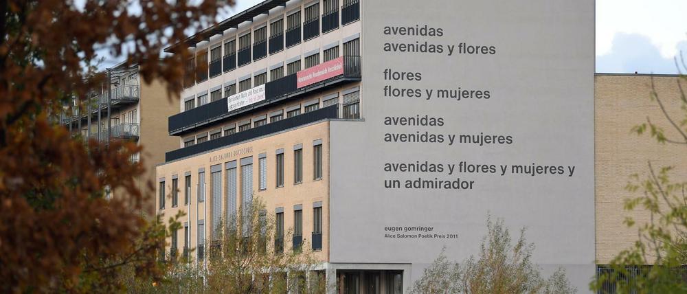 Ein ungeliebter Schmuck: Die Alice-Salomon-Hochschule will das "Avenidas"-Gedicht im Herbst übermalen.