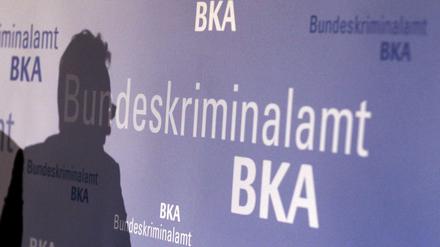 Beamte des Bundeskriminalamtes nahmen zwei Männer wegen des "Verdachts auf Offenbarung von Staatsgeheimnissen" fest.
