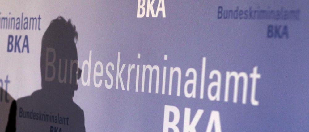 Beamte des Bundeskriminalamtes nahmen zwei Männer wegen des "Verdachts auf Offenbarung von Staatsgeheimnissen" fest.