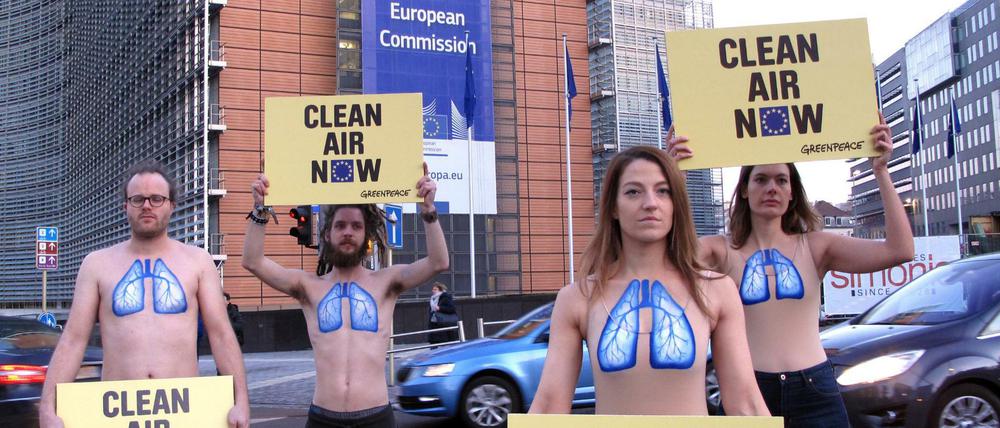 Aktivisten von Greenpeace fordern vor dem Gebäude der EU-Kommission saubere Luft. 