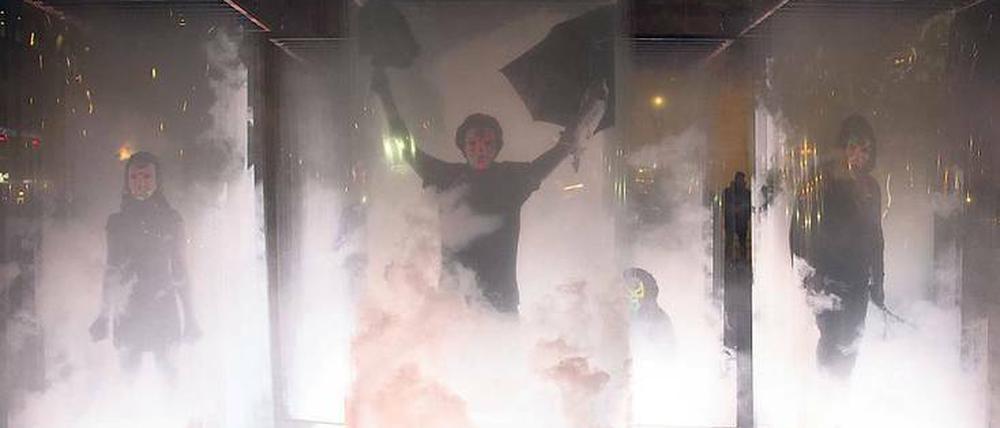 Eingefroren. Die Installation „Kami“ mit Fotos Protestierender. 