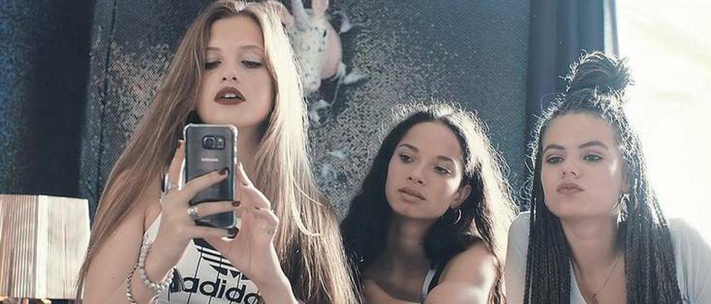 Auf ins wilde Teenager-Leben. Zoë Pastelle Holthuizen in Lisa Brühlmanns Coming- of-Age-Drama „Blue My Mind“, für den die Schweizer Filmemacherin den Preis für beste Regie erhielt.