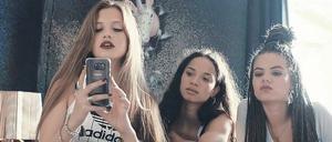 Auf ins wilde Teenager-Leben. Zoë Pastelle Holthuizen in Lisa Brühlmanns Coming- of-Age-Drama „Blue My Mind“, für den die Schweizer Filmemacherin den Preis für beste Regie erhielt.