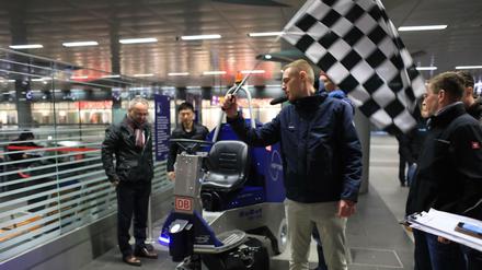 Die Bahn veranstaltet den ersten Wettbewerb vier verschiedener Reinigungsroboter.
