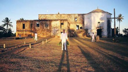 Beschwörungen. Der brasilianische Künstler Ayrson Heráclito beschäftigt sich in seinem Werk vornehmlich mit dem Thema Sklaverei. In der Akademie der Künste präsentiert er anlässlich des Kolloquiums "Koloniales Erbe" eine Zwei-Kanal-Installation zum "Schüttel"-Ritual, bei dem Zweige zum Einsatz kommen, um Geister zu vertreiben.