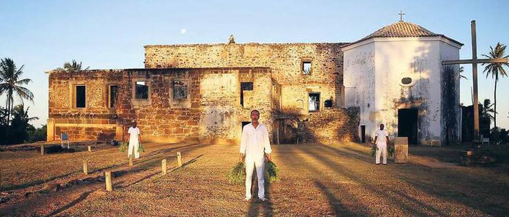 Beschwörungen. Der brasilianische Künstler Ayrson Heráclito beschäftigt sich in seinem Werk vornehmlich mit dem Thema Sklaverei. In der Akademie der Künste präsentiert er anlässlich des Kolloquiums "Koloniales Erbe" eine Zwei-Kanal-Installation zum "Schüttel"-Ritual, bei dem Zweige zum Einsatz kommen, um Geister zu vertreiben.