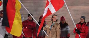 25.02.2018, Südkorea, Pyeongchang: Olympia, Schlussfeier, Olympiastadion: Der Eishockey-Nationalspieler Christian Ehrhoff (M) trägt die deutsche Fahne bei der Abschlussfeier im Olympiastadion. Foto: Hendrik Schmidt/dpa-Zentralbild/dpa +++ dpa-Bildfunk +++