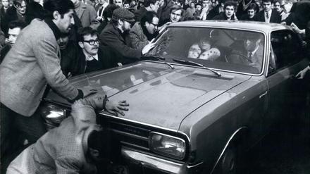 Nach einer friedlichen Sitzdemonstration von bis zu 1000 Teilnehmern vor der griechischen Militärmission kam es am Nachmittag des 3. Februar 1968 auf dem Kurfürstendamm zu stundenlangen Verkehrsbehinderungen und teilweise massiven Zusammenstößen von Teilnehmern einer  wilden "Demonstration" und Polizisten .