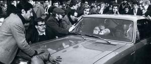 Nach einer friedlichen Sitzdemonstration von bis zu 1000 Teilnehmern vor der griechischen Militärmission kam es am Nachmittag des 3. Februar 1968 auf dem Kurfürstendamm zu stundenlangen Verkehrsbehinderungen und teilweise massiven Zusammenstößen von Teilnehmern einer wilden "Demonstration" und Polizisten .