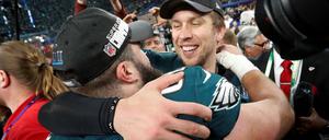 Die Adler sind gelandet: Nick Foles feiert mit Jason Kelce den Sieg.