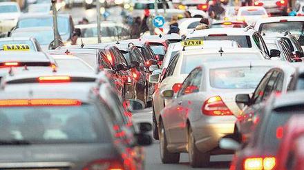 Autos stauen sich in einer Hauptverkehrsstraße in Deutschland.