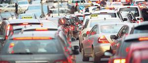 Autos stauen sich in einer Hauptverkehrsstraße in Deutschland.