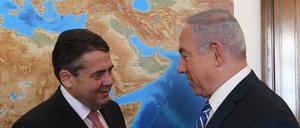 Benjamin Netanjahu (r), Premierminister von Israel, gibt Sigmar Gabriel (SPD), deutscher Außenminister, die Hand.
