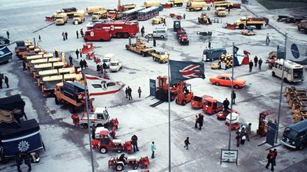 Das Foto zeigt Besucher einer Ausstellung auf dem Flughafen Tegel 1977