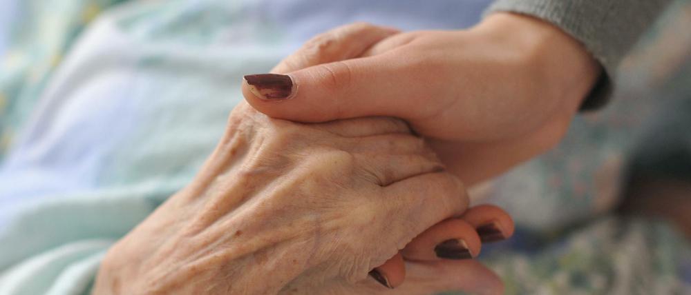 Verbände fordern mehr Pflegekräfte.