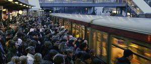 Viele Menschen strömen jeden Morgen in die Berliner S-Bahn.