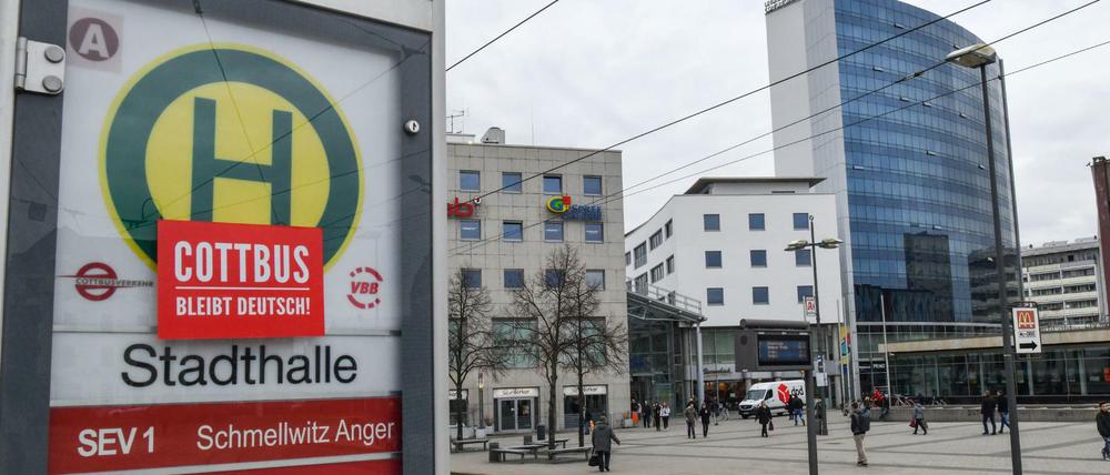 Brandenburg, Cottbus: Ein Aufkleber mit der Aufschrift "Cottbus bleibt Deutsch!" ist an einer Haltestelle vor der Stadthalle