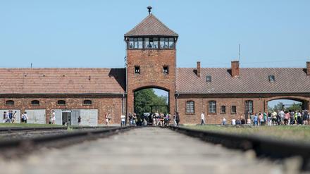Das polnische Holocaust-Gesetz soll historisch falsche Verwendungen wie „Auschwitz als polnisches Lager“ verhindern und bestrafen. 