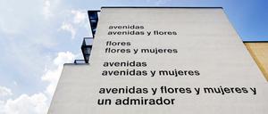 Umstritten: Das Gomringer-Gedicht "Avenidas" hier noch an der Fassade der Alice Salomon Hochschule in Berlin-Hellersdorf