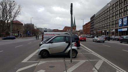 Einen dieser Parkplätze wollte die 21-Jährige am Montag ansteuern. Dabei wurde sie von einer Funkstreife gerammt.