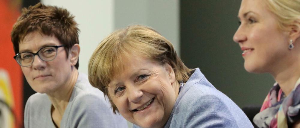 Annegret Kramp-Karrenbauer, Ministerpräsidentin des Saarlandes, Bundeskanzlerin Angela Merkel und Manuela Schwesig, Ministerpräsidentin von Mecklenburg-Vorpommern.