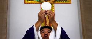 Der Priester Liu Yong Wang zelebriert in der Nähe von Tianjin eine katholische Messe.