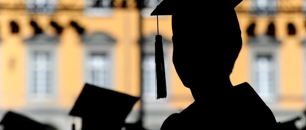 Absolventen der Uni Bonn feiern in Talaren.